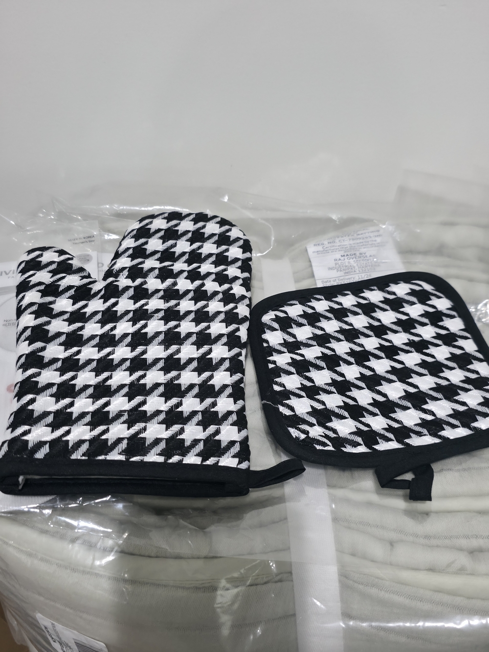 [New] Houndstooth Oven Mitt and Potholder Set - Black & White